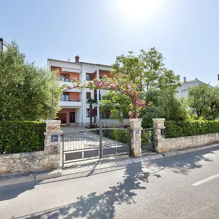 Faszinierendes Mit Eigener Galerie Und Nur 10 Gehminuten Vom In * Rovinj